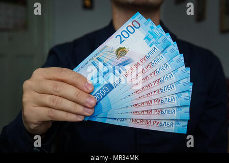 Neue Russische Banknoten im Jahr 2000 Rubel in männlichen Händen schließen lauten auf einen dunklen Hintergrund Stockfoto