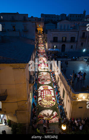 Noto, Italien, 20. Mai 2017: Die infiorata von Noto zu Fürstentum Monaco gewidmet von San Carlo Turm gesehen. Noto, berühmt für Barock, ist ein unes Stockfoto