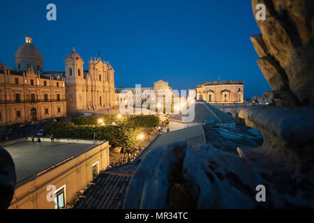 Noto, Italien, 20. Mai 2017: Die Kathedrale von Noto, von San Carlo Turm gesehen. Viele Touristen besuchen die Stadt anlässlich des Infiorata, er Stockfoto