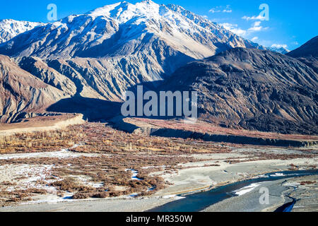 Hohe kargen Berg - Hanley Fluss durch den Fels scharfe Berge im Westen von Ladakh Range fließt mit nur einer Prise Schnee zu krönen. Stockfoto