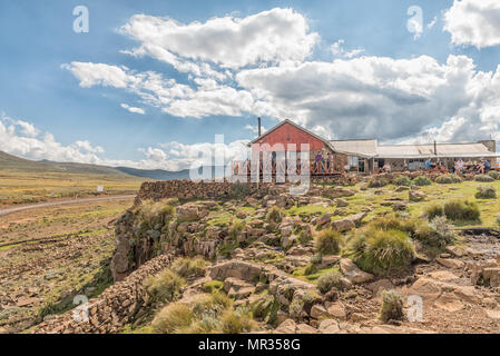 SANI TOP, LESOTHO - MÄRZ 24, 2018: Unbekannter Touristen im Sani Mountain Lodge an der Oberseite der Sani Pass. Die Lodge Ansprüche der Titel der höchsten Stockfoto