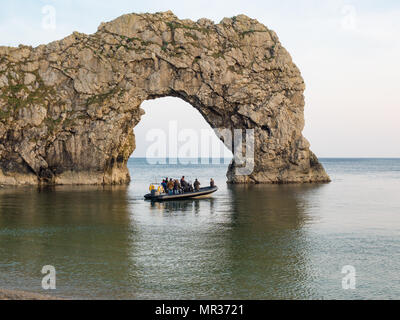 Durdle Door mit Boot Stockfoto