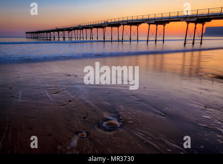 In Saltburn-by-the-Sea viktorianischen Bügeleisen Pier, North Yorkshire, bei Sonnenaufgang Stockfoto