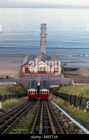 In Saltburn-by-the Sea viktorianischen Cliff Straßenbahn & Bügeleisen Pier Stockfoto