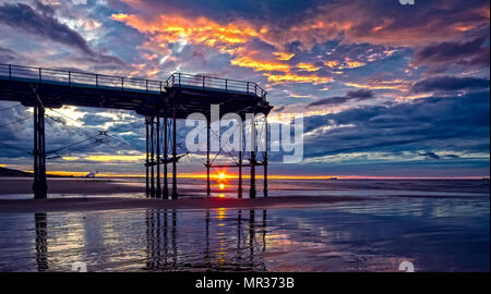 Dramatische Sommer Sonnenuntergang, Saltburn-by-the-Sea Bügeleisen pier North Yorkshire Stockfoto