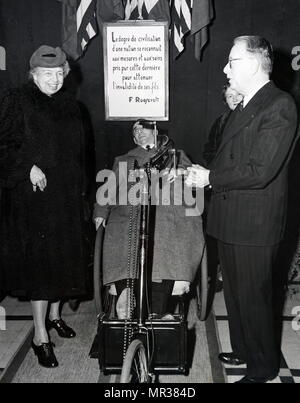Foto von Eleanor Roosevelt, der Besuch einer Rehabilitation Centre. Eleanor Roosevelt (1884-1962) ein US-amerikanischer Politiker und ehemalige First Lady der Vereinigten Staaten von Amerika. Vom 20. Jahrhundert Stockfoto