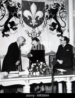 Foto von Eleanor Roosevelt, die eine Goldmedaille und den Titel "Ehrenbürger der'. Eleanor Roosevelt (1884-1962) ein US-amerikanischer Politiker und ehemalige First Lady der Vereinigten Staaten von Amerika. Vom 20. Jahrhundert Stockfoto