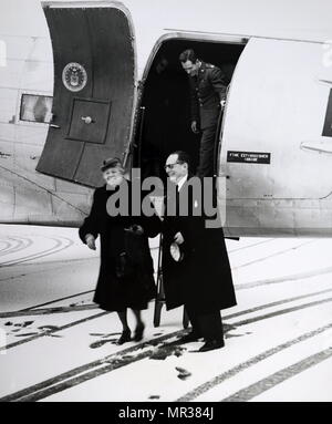 Foto von Eleanor Roosevelt mit den französischen Politiker Maurice Schumann. Eleanor Roosevelt (1884-1962) ein US-amerikanischer Politiker und ehemalige First Lady der Vereinigten Staaten von Amerika. Maurice Schumann (1911-1998), ein französischer Politiker, Journalist, Autor und Held des Zweiten Weltkriegs. Vom 20. Jahrhundert Stockfoto