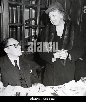 Foto von Eleanor Roosevelt mit den französischen Politiker Maurice Schumann. Eleanor Roosevelt (1884-1962) ein US-amerikanischer Politiker und ehemalige First Lady der Vereinigten Staaten von Amerika. Maurice Schumann (1911-1998), ein französischer Politiker, Journalist, Autor und Held des Zweiten Weltkriegs. Vom 20. Jahrhundert Stockfoto