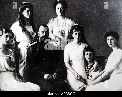 Fotografische Porträt der Romanow-dynastie. Abgebildet ist Zar Nikolaus II. und Zarin Alexandra und ihre fünf Kinder Olga, Tatiana, Maria, Anastasia und Alexei. Vom 20. Jahrhundert Stockfoto