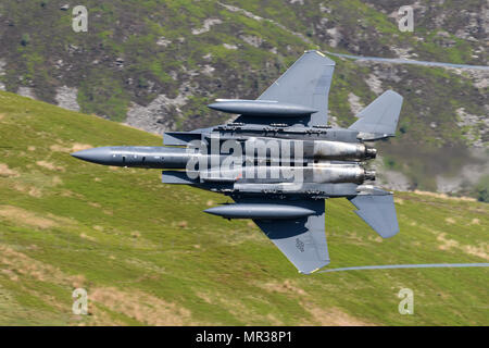 USAF F-15 E Strike Eagle durch die Mack Schleife fliegen Stockfoto