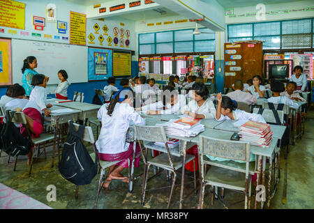 Kanchanaburi, Thailand - 22. Juli 2016: Mon Studenten mit traditionellen Kleider studieren in Klassenzimmer der staatlichen Schulen in ländlichen von Kanchanaburi, Tha Stockfoto