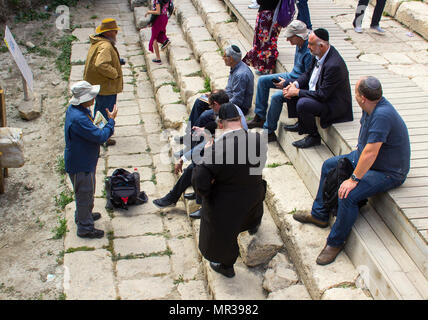 8. Mai 2018 eine kleine Gruppe jüdischer Männer sitzen auf den Stufen der Teich Siloah in Jerusalem hören auf einen Reiseführer. Stockfoto