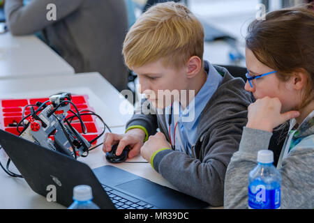 Kinder lernen, wie ein Roboter in Skolkowo zu programmieren. Stockfoto