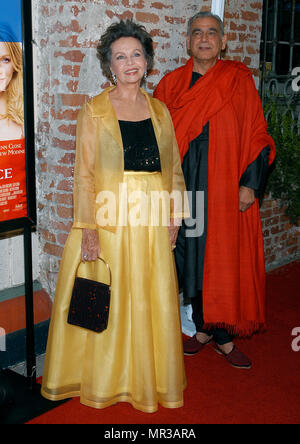 Leslie Caron und Produzent Ismail Merchant bei der Ankunft im "Le Scheidung Premiere" auf dem Festival Theater in Los Angeles. Juli 29, 2003.58 CaronLeslie Merchant Red Carpet Event, Vertikal, USA, Filmindustrie, Prominente, Fotografie, Bestof, Kunst, Kultur und Unterhaltung, Topix Prominente Fashion/Vertikal, Besten, Event in Hollywood Leben - Kalifornien, Roter Teppich und backstage, USA, Film, Stars, Film Stars, TV Stars, Musik, Promis, Fotografie, Bestof, Kunst, Kultur und Unterhaltung, Topix, vertikal, eine Person aus dem Jahr 2003, Anfrage tsuni @ Gamm Stockfoto