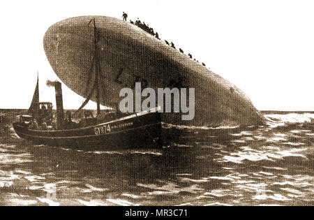 Ein Draht Foto von 1919 zeigt die ruinierte deutsche Luftschiff L 19 (ak LZ 54) durch eine britische Trawler in der Nordsee entdeckt Stockfoto