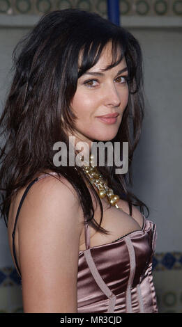 Monica Bellucci Ankommend an der Kreuzung 'Premiere von Matrix Reloaded' an der Westwood Village Theater in Los Angeles. Am 7. Mai 2003. BellucciMonica 114 Red Carpet Event, Vertikal, USA, Filmindustrie, Prominente, Fotografie, Bestof, Kunst, Kultur und Unterhaltung, Topix Prominente Fashion/Vertikal, Besten, Event in Hollywood Leben - Kalifornien, Roter Teppich und backstage, USA, Film, Stars, Film Stars, TV Stars, Musik, Promis, Fotografie, Bestof, Kunst, Kultur und Unterhaltung, Topix, headshot, vertikal, eine Person aus dem Jahr 2003, Anfrage tsuni@Gamma-USA.co Stockfoto