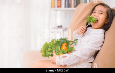 Asiatische niedliche Mädchen isst, frischer Salat, gesunde Ernährung Konzept Stockfoto