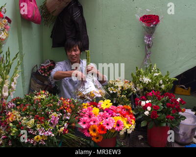 Sikkim Menschen vor Ort, die Blumen auf dem Markt, Gangtok, Sikkim, Indien, 16. APRIL 2013. Stockfoto