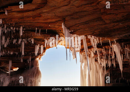 Red Rocks sind Eis entlang der Küstenlinie des Apostels Inseln National Lakeshore, Udaipur, Wisconsin, USA abgedeckt Stockfoto