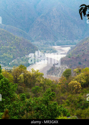 Sarda Fluss von thak Dorf gesehen. Dieses Dorf wurde berühmt durch Jim Corbett in seinem Buch Menschenfresser von Kumaon, Kumaon Hügel, Uttarakhand, Indien Stockfoto