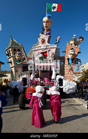 Viareggio, 26 Febbraio 2012, La sfilata dei Carri allegorici sul Lungomare Stockfoto