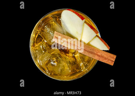 Ansicht von oben Whiskey mit Apfelsaft Stockfoto