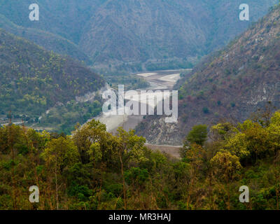 Sarda Fluss von thak Dorf gesehen. Dieses Dorf wurde berühmt durch Jim Corbett in seinem Buch Menschenfresser von Kumaon, Kumaon Hügel, Uttarakhand, Indien Stockfoto