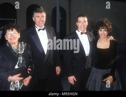 LOS ANGELES, Ca - 9. März: (L-R) Eliana Van Varenbergh, Eugene Van Varenbergh und Sohn Schauspieler Jean-Claude Van Damme und Frau Gladys Portugues besuchen fünften jährlichen American Comedy Awards am 9. März 1991 im Shrine Auditorium in Los Angeles, Kalifornien. Foto von Barry King/Alamy Stock Foto Stockfoto