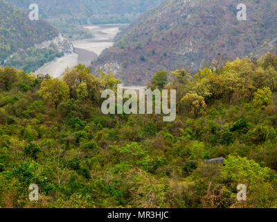 Sarda Fluss von thak Dorf gesehen. Dieses Dorf wurde berühmt durch Jim Corbett in seinem Buch Menschenfresser von Kumaon, Kumaon Hügel, Uttarakhand, Indien Stockfoto