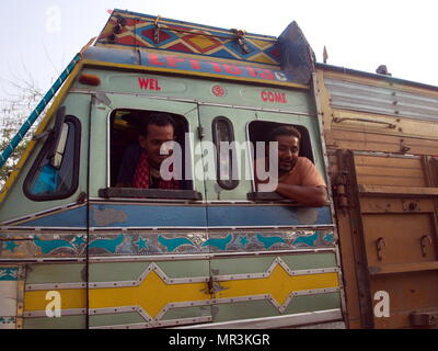 Indische Kerl Handeln für ein Foto mit einem Bus, Kolkata, Indien, 11. APRIL 2013. Stockfoto