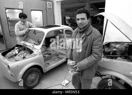 Ägyptische Mechaniker in seinem Körper Shop am Mailänder osten Peripherie (Italien) Stockfoto