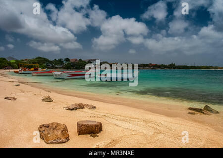 Sommer Blick auf den Strand von Aruba mit Türkis des karibischen Meer und wenige Boote auf der Rückseite verankert. Stockfoto