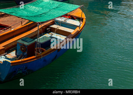 Kleinen traditionellen Fischerboot, Holz, farbig lackiert, Sizilien Stockfoto