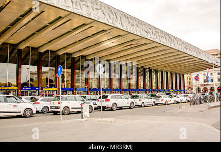 Rom, Italien, 4. März 2017: Taxis warten außerhalb Termini Hauptbahnhof in Rom, Italien Stockfoto