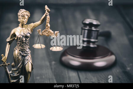 Recht und Gerechtigkeit, Rechtmäßigkeit Konzept, Waage der Gerechtigkeit, Richter Hammer, Justitia, Lady Gerechtigkeit auf einem schwarzen Holz- Hintergrund. Stockfoto
