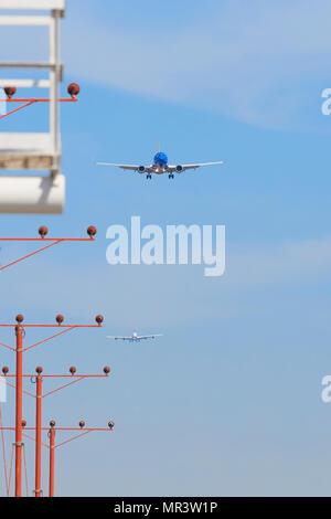 Southwest Airlines Boeing 737 Jet im Endanflug zum Internationalen Flughafen Los Angeles, LAX, eine Lufthansa Airbus A380. Kalifornien, USA. Stockfoto