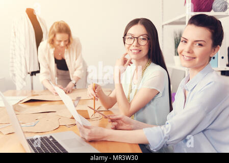 Positive Designer arbeiten in der Tabelle Stockfoto