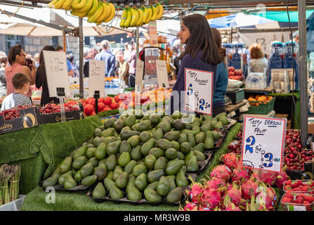 Bild von frischen Avocados und anderen Früchten auf Anzeige an ein Open-air-Markt in England gesehen. Stockfoto