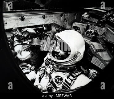 Foto innerhalb von Gemini 5 Der Astronaunts L. Gordon Cooper jr., Befehl Piloten entschieden, und Charles Conrad jr. Vom 20. Stockfoto