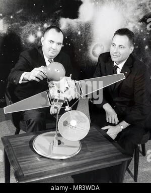 Foto einer erweiterten Modell der Ranger 3 Raumfahrzeuge und der Lunar Kapsel. Auch dargestellt ist Dr. Donald B. Duncan (links), General Operations Manager von Raum System Operations bei Aeronutronic Abteilung von Ford Motor Company, wo die Kapsel bereitgestellt wird; und James D. Burke, Ranger Projektleiter am Jet Propulsion Laboratory. Vom 20. Jahrhundert Stockfoto