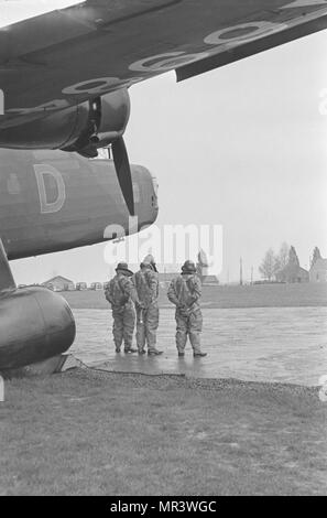 1938 Bild von drei Bodenpersonal der Royal Air Force Handley Page Harrow Bomber, K 6984, ausserhalb des Flugzeuges. In Northolt Flugplatz in der Nähe von London am 9. Mai 1938 getroffen, als Teil einer Anzeige für König Edward VI. Stockfoto