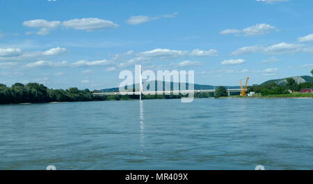 Foto von einer Brücke über die Donau in Wien, Österreich. Die Donau ist Europas längste Rive, und fließt durch 10 Länder für 2.860 km (1.780 Meilen). Stockfoto