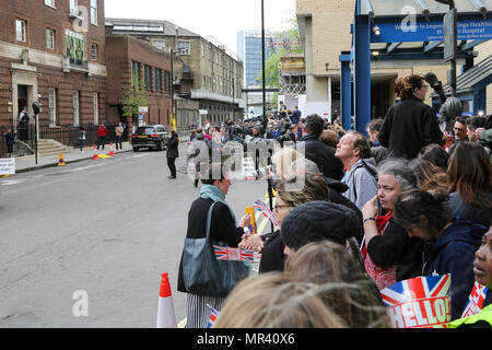 Medien der Welt und Royal Fans sammeln außerhalb Lindo Flügel der St Mary's Hospital, Paddington, als die Herzogin von Cambridge hat das Krankenhaus wurde in den frühen Stadien der Arbeit zugelassen. Mit: Atmosphäre, Wo: London, Vereinigtes Königreich, wenn: 23 Apr 2018 Credit: Dinendra Haria/WANN Stockfoto