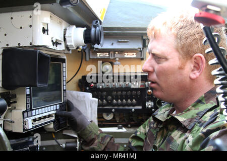 Hohenfels, Deutschland - Sgt. Richard Krug des 26. Regiments, Queens Royal Hussars, Vereinigtes Königreich, passt den Waffe Anblick auf einen gepanzerten Krieger 514 Aufklärungsfahrzeug während Saber Junction 17 in Hohenfels, Deutschland, April 30.  Säbel Junction 17 ist der US-Army Europe 2. Kavallerie-Regiment Kampftraining Zentrum Zertifizierung Übung, statt an den Joint Multinational Readiness Center in Hohenfels, Deutschland, April 25-Mai 19, 2017. Die Übung soll die Bereitschaft des Regiments, einheitliches Land tätig, mit Schwerpunkt auf Proben der tran Stockfoto