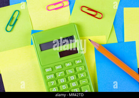 Multi eingefügt Aufkleber und Green Calculator farbige Stockfoto