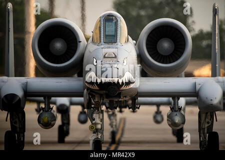 Fairchild Republic A-10C Thunderbolt II ist ein zweimotoriges Turbofan-Luftstützflugzeug, das für Bodenangriffsmissionen entwickelt wurde. Ein Pilot, der am 28. April 2017 der 75th Fighter Squadron Taxis auf der Moody Air Force Base, Georgia, zugeteilt wurde, um zur Kampfübung Hammer auf der Hill Air Force Base, Utah, zu starten. Das Archivbild zeichnet die betrieblichen Trainingsbewegungen auf der Piste auf. Stockfoto