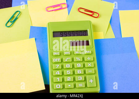 Multi eingefügt Aufkleber und Green Calculator farbige Stockfoto