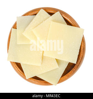 Parmesan Stücke in Houten. Parmigiano-Reggiano. Italienische Harte, körnige Käse, der leicht gelbliche Farbe, aus nicht pasteurisierter Kuhmilch. Stockfoto