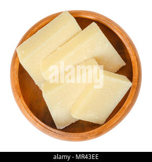 Parmesan Schichten in Houten. Parmigiano-Reggiano. Italienische Harte, körnige Käse, der leicht gelbliche Farbe, aus nicht pasteurisierter Kuhmilch. Stockfoto